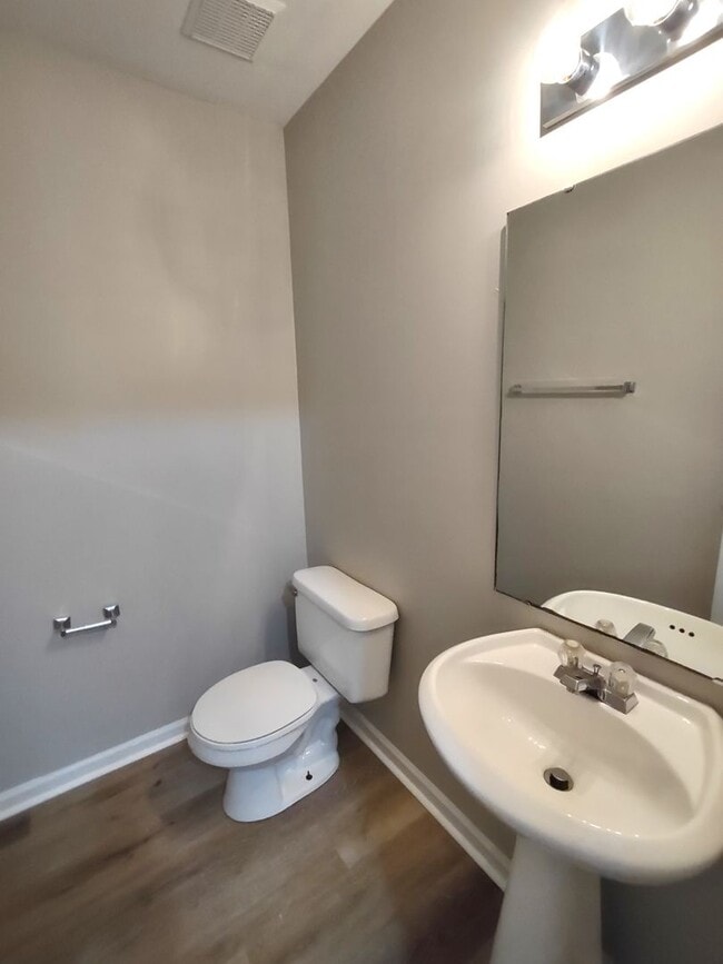 Building Photo - Move-In Ready Home located in the Back Cre...