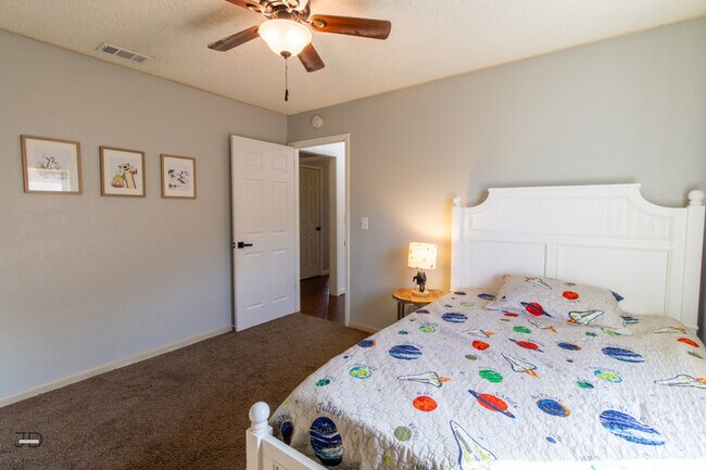 Building Photo - 5604 Greentree Ave