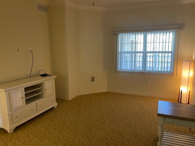 Building Photo - Golf Course View Condo