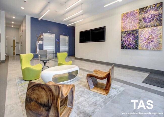 Building Photo - 2340 N California Ave