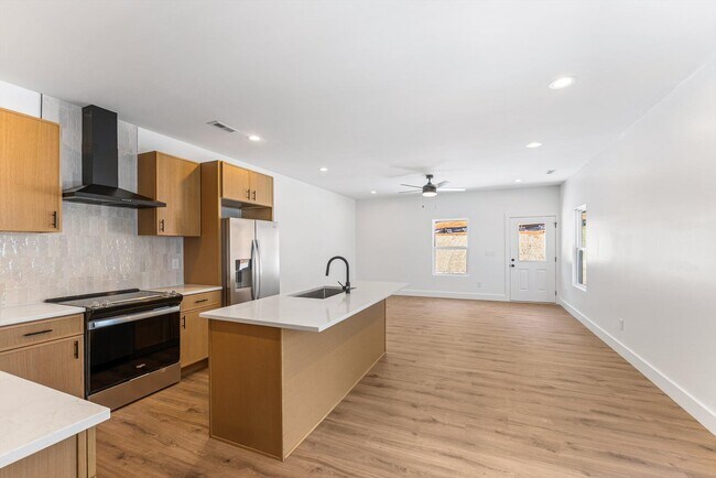 Building Photo - 3425 Garden Dr