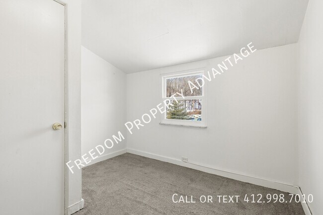 Building Photo - 3396 Columbia Dr