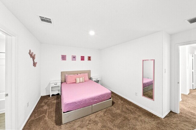 Building Photo - Where Modern Style, Cozy Living, and Effortless Comfort Come Together Perfectly