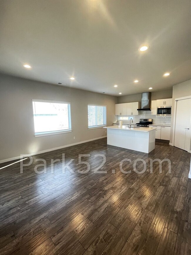 Building Photo - $250 Off 1st Full Month’s Rent! Beautiful ...