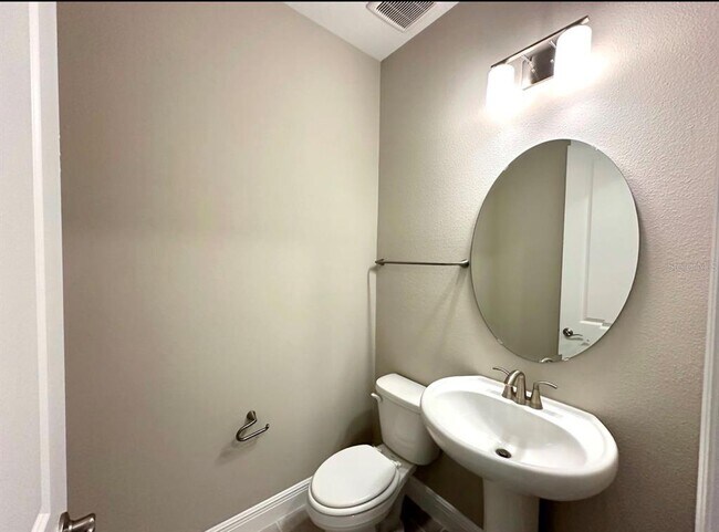 Building Photo - 2122 Divot Dr