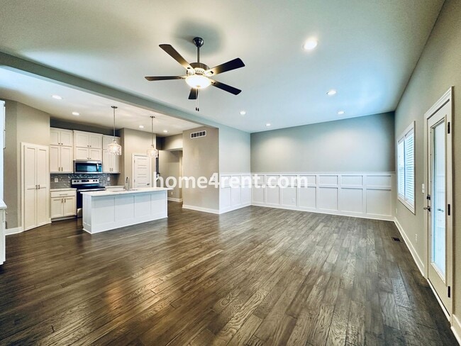 Building Photo - Stunning, Maintenance Free Townhome in Desoto w/ an Elegant Kitchen and Wood Floors Throughout!
