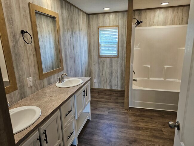 Building Photo - 737 Long Branch Rd