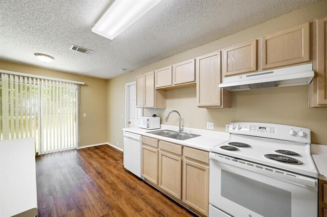 Building Photo - 2112 Coats Cir