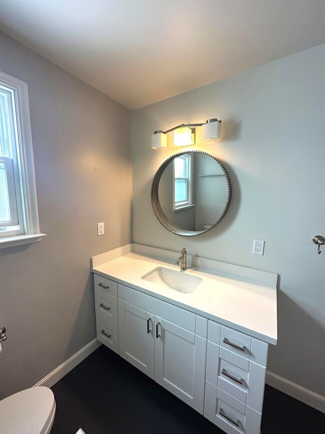 Building Photo - UPDATED Split Level 3BR/2BA 1650sf Sunset ...