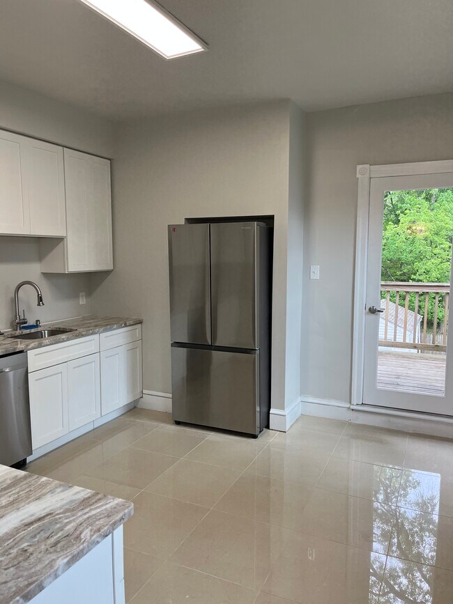 Building Photo - 6 E Oak Ave