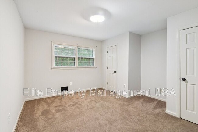 Building Photo - 2600 Lantern Ln