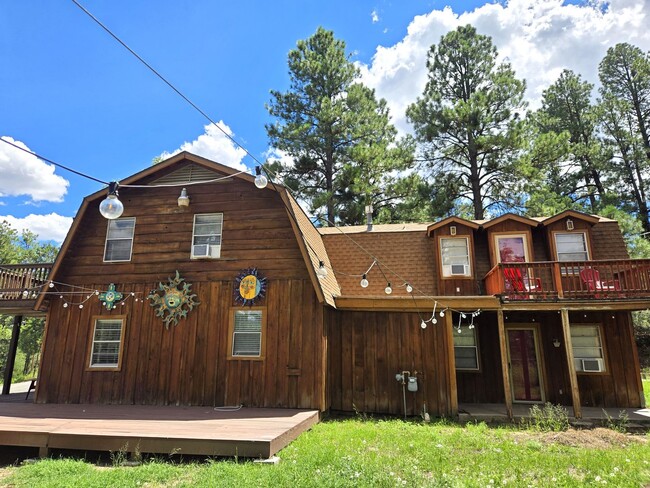 Building Photo - Large Three Bedroom Home Close To Midtown ...