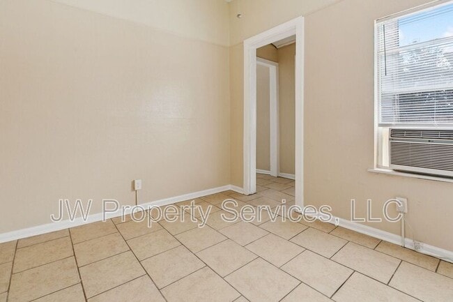 Building Photo - 2400 Dumaine St