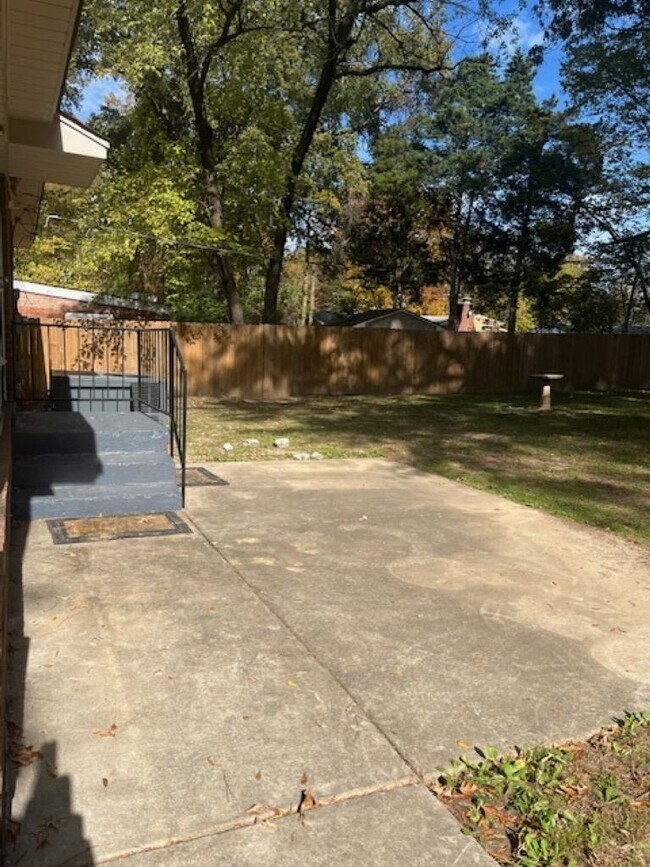 Building Photo - 1022 S White Station Rd