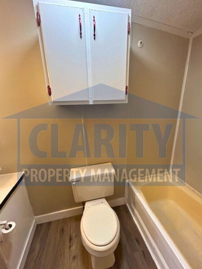 Building Photo - Three bedroom single level home!