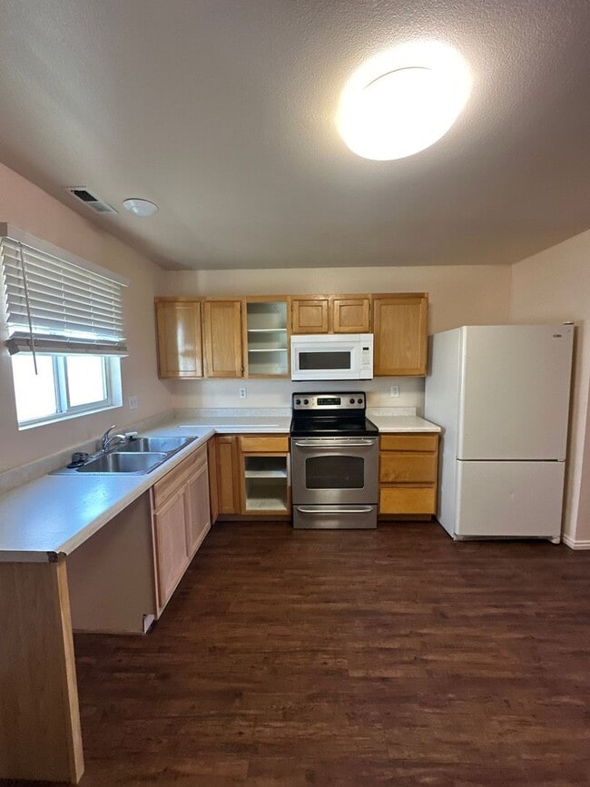 Building Photo - Milford Townhouse