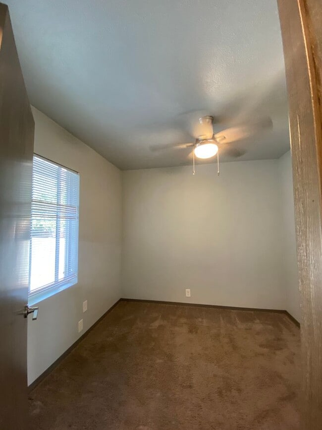 Building Photo - 4 bedrooms, 1.5 baths Millwood-20x30 shop ...