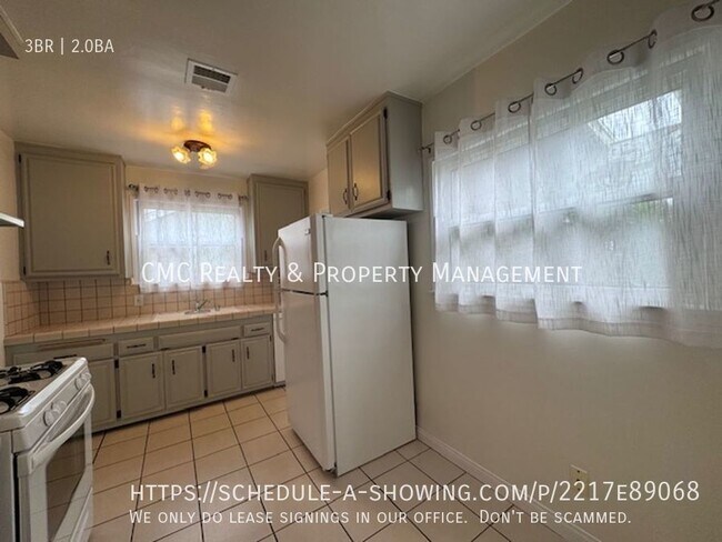 Building Photo - 3 bed & 2 bath home in EAST side Long Beach