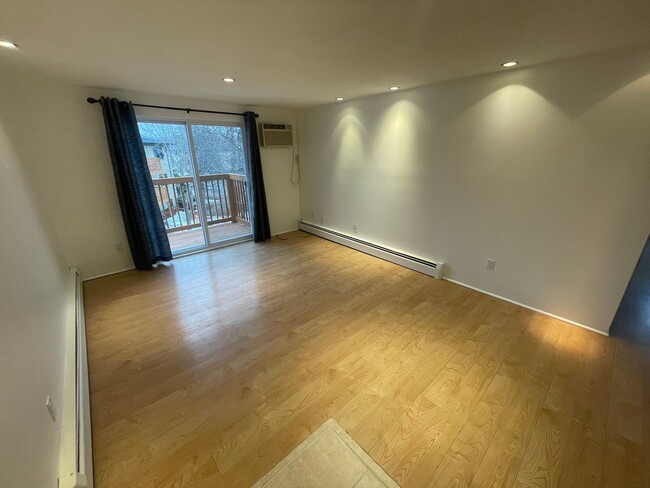 Building Photo - Quiet Corner Apartment in the Heart of Salem