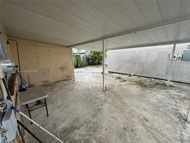 Building Photo - 2328 SW 17th St