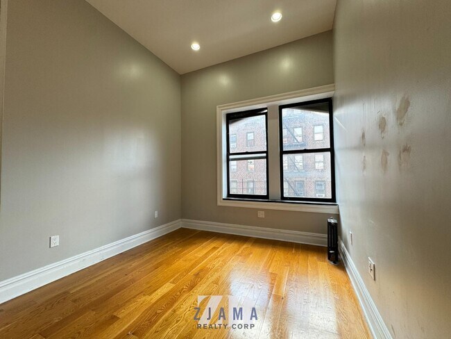 Building Photo - 323 Lincoln Pl