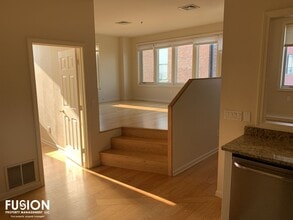 Building Photo - Top Floor Remolded Penthouse on College Street!