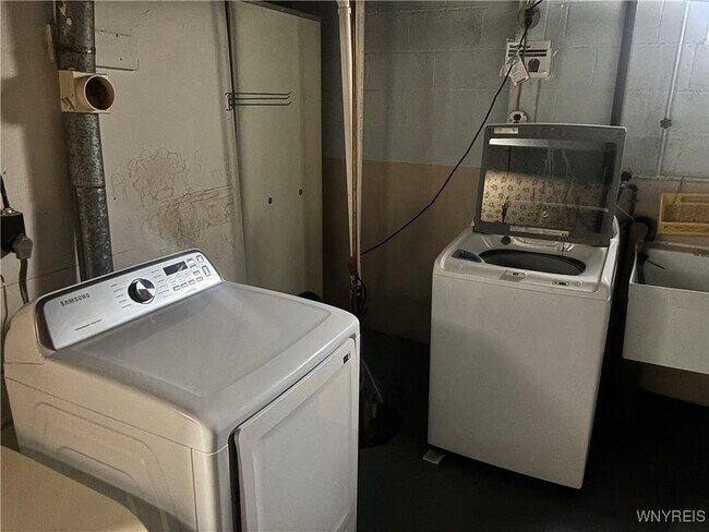 Building Photo - 194 Boncroft Dr