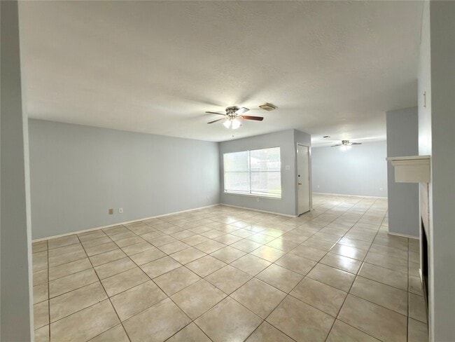 Building Photo - 15518 Evergreen Grove Dr