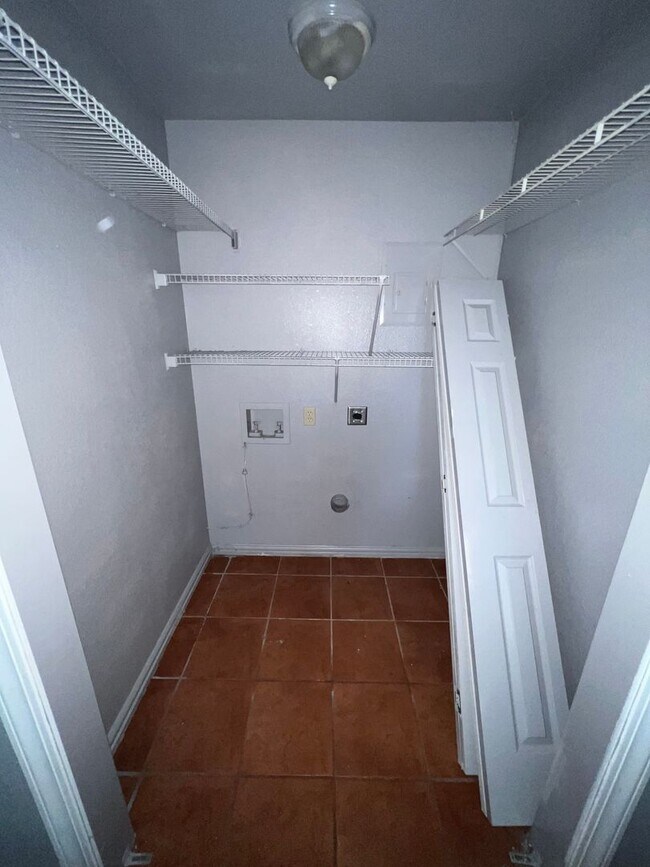 Building Photo - Massive 3/bed, 2 bath, newly updated!