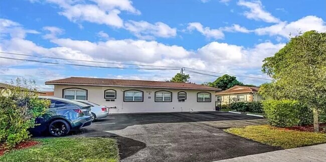 Building Photo - 4050 Woodside Dr
