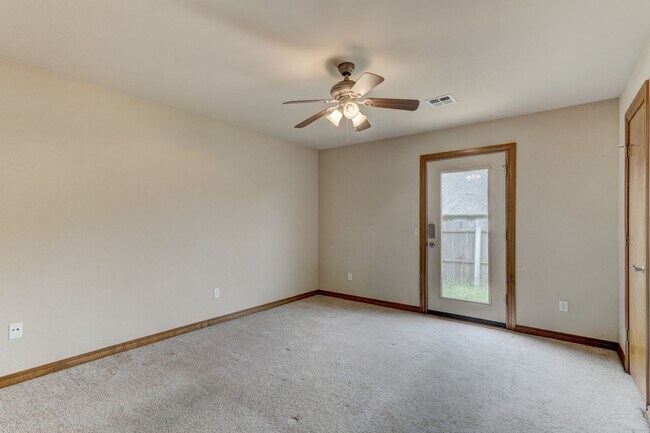 Building Photo - $500 Off First Month's Rent Move In Special!! Duplex in Yukon, Available Now!