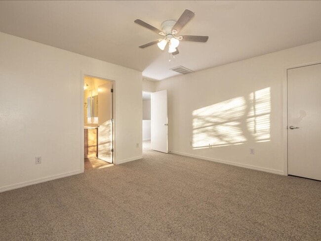 Building Photo - 3 Bedroom 2.5 Bath