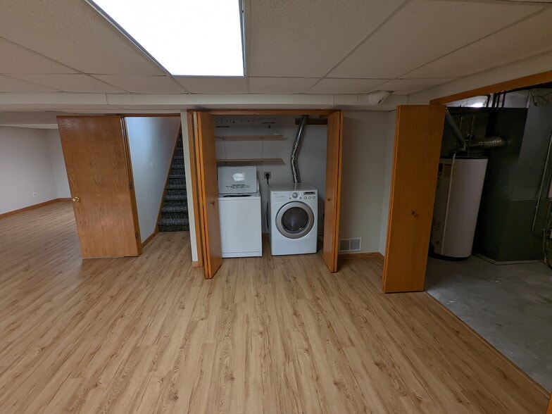 Laundry - 5212 Black Walnut Dr