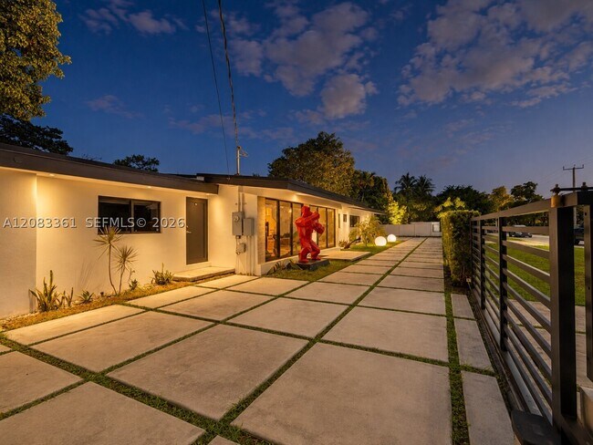 Building Photo - 6025 SW 72nd Ave