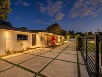 Building Photo - 6025 SW 72nd Ave