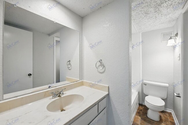 Building Photo - 6708 S Creek Dr