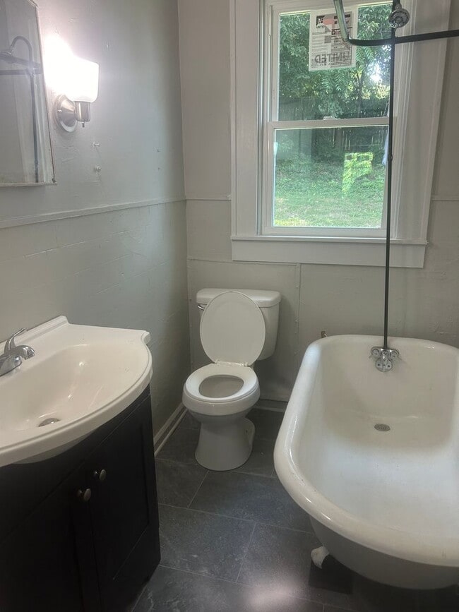 Building Photo - Adorable Two Bedroom One bath house!