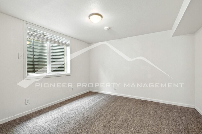 Building Photo - Charming Duplex with Washer/Dryer and Fenc...
