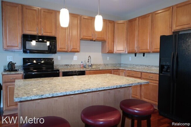 Building Photo - 350 N Main St