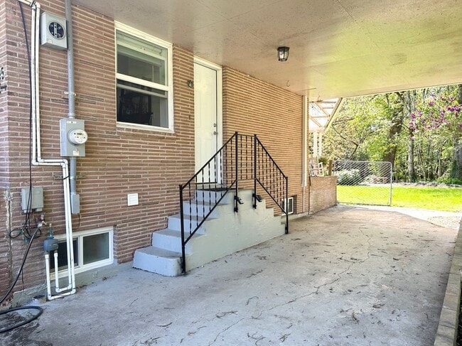Building Photo - Converted Duplex 2 Bed 1 Bath w/ Private Y...