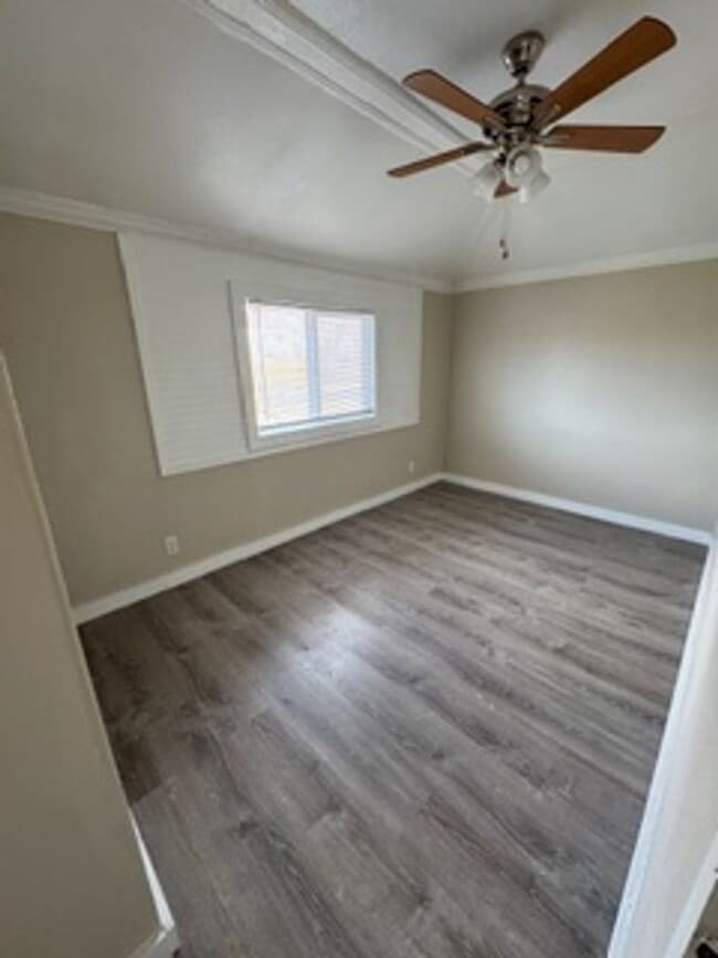 Building Photo - 2 Bedroom Pet Friendly Home now available