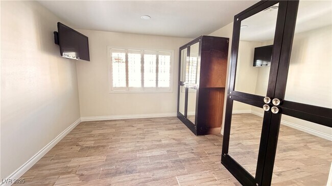 Building Photo - 1819 S Beverly Way