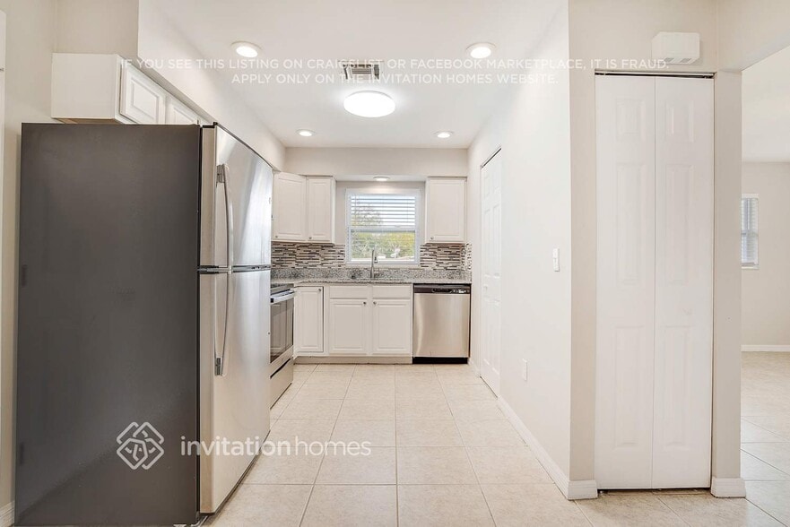 Building Photo - 6146 Balboa Dr