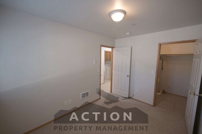 Building Photo - Super clean 2 bed 1 bath apartment in Port...