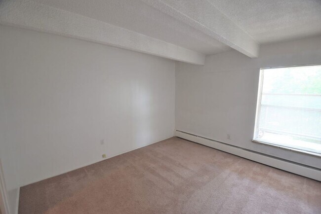 Building Photo - 2 Bedroom Condo Available at The Meadows