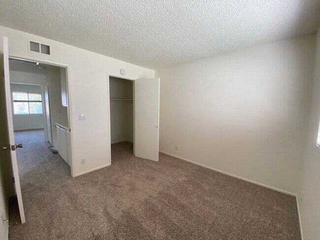 Building Photo - 3 bed, 2 1/2 bath two story townhome in Th...