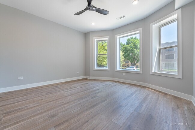 Building Photo - 4152 S Prairie Ave