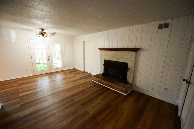 Building Photo - 6 Bedrooms-Little Neck Area