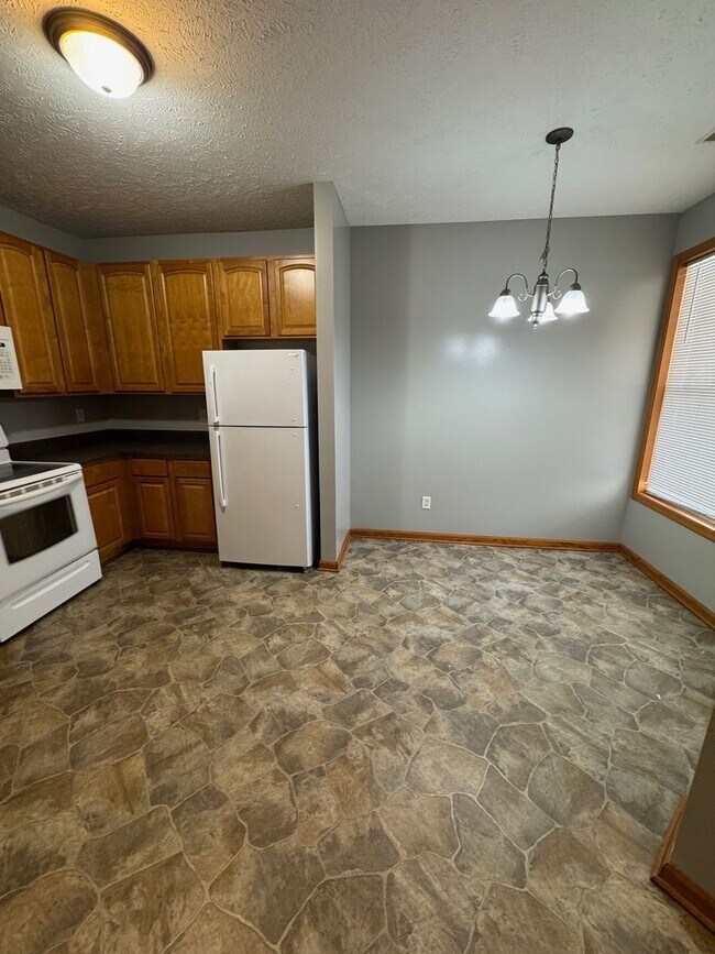 Building Photo - Two Bed, Two Bath, Two Car Garage Condo in...