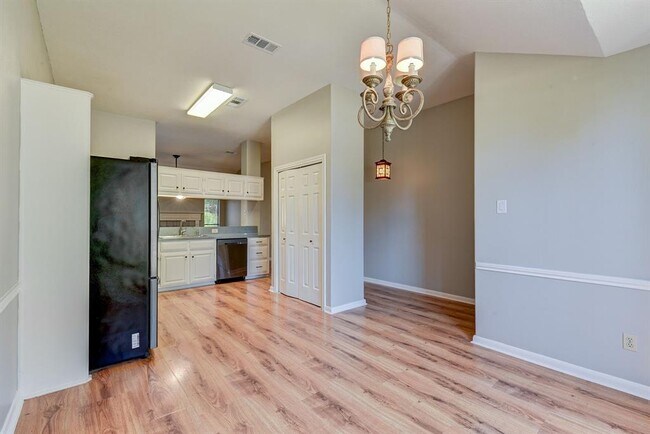 Building Photo - 3730 Sunshine Ln